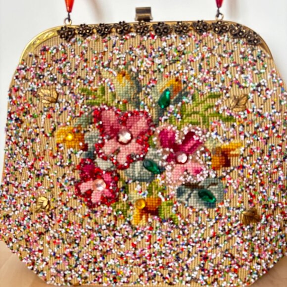 Beautiful XL Embroidered Vintage Purse with a Brass Frame - Picture 3 of 9